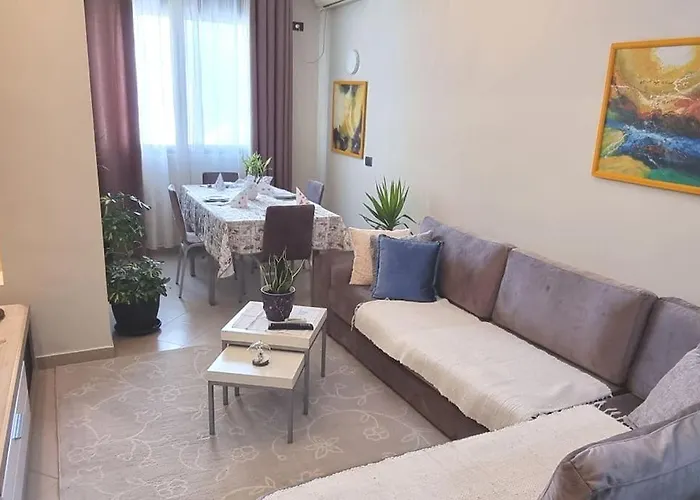 Appartamento Bora Albania Me Vetsherbim 24 Prane Liqenit Tirana