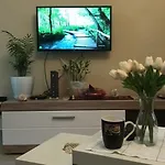 Bora Albania Me Vetsherbim 24 Prane Liqenit Apartamento Tirana